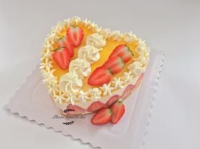 从冰箱里取出慕斯蛋糕，把橙汁融化液倒入慕斯蛋糕表面，再放入冰箱冷藏30分钟左右即成镜面。最后将150克的淡奶油加入10克糖粉打至9分发，用1M的花嘴挤上自己喜欢的花式，再用草莓装饰一下即可。