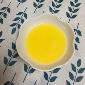 65克橙汁过筛，加入5克吉利丁片隔水加热至完全融化，晾凉备用。