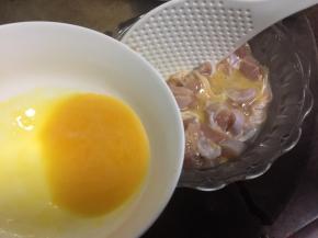 再分3次加入鸡蛋液拌均后腌制2个小时