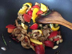 再放入彩椒炒，淋入生抽