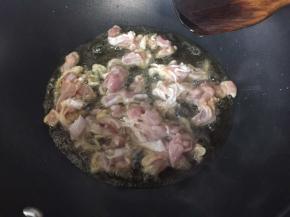 热锅冷油，将油烧热后分两次放入鸡肉，鸡肉入锅前用少许香油拌均匀