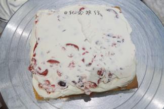 
 
蛋糕一层奶油一层水果，将整个蛋糕涂薄薄的奶油大致盖住蛋糕即可