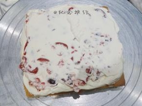 
 
蛋糕一层奶油一层水果，将整个蛋糕涂薄薄的奶油大致盖住蛋糕即可