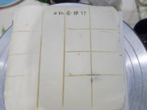 将整个蛋糕平均压出四等分，这样可以裱出大小一致的玫瑰花
用五齿花嘴做出玫瑰花，