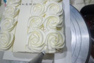 将剩下的奶油用蛋抽搅打稍微硬一点的奶油状态来做花纹
用五齿花嘴做出玫瑰花，
漏白的地方用五齿花填满