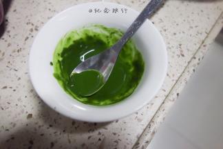 适量抹茶粉加热水化开晾凉备用