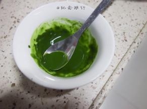 适量抹茶粉加热水化开晾凉备用