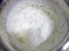 400g奶油 40g砂糖打至7分发抹面