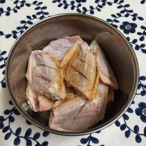 鸡翅洗净，在背面画两刀，放入容器中，调入盐和鸡精，加入酱油。