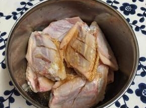 鸡翅洗净，在背面画两刀，放入容器中，调入盐和鸡精，加入酱油。