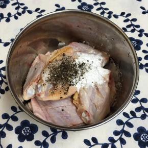 加入黑椒粉和玉米淀粉，用手抓匀静置30分钟入味。