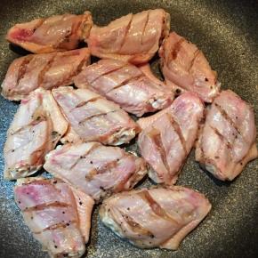 将鸡翅放入锅中，中火煎至微焦。