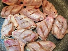 将鸡翅放入锅中，中火煎至微焦。