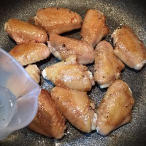 翻面，同样中火煎至表面微焦，加入50ml左右的清水。