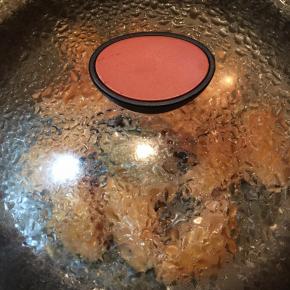 加盖，转中小火焖煮。