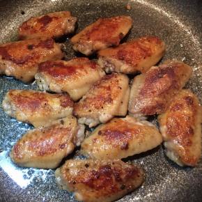 焖至水分收干，开盖，再将鸡翅两面煎至成金黄色，出锅前再撒上黑椒粉。