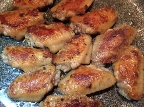 焖至水分收干，开盖，再将鸡翅两面煎至成金黄色，出锅前再撒上黑椒粉。