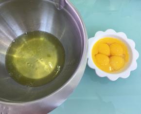 蛋白、蛋黄分离，分别装入无油无水的容器里。
