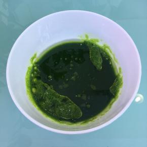 新鲜菠菜洗净切碎放入料理机中加入少许清水打成汁，取60克菠菜汁备用。