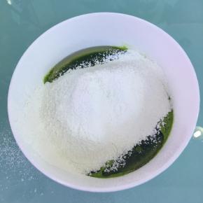 玉米油和菠菜汁混合，筛入低粉用蛋抽搅打至无干粉状。