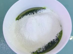 玉米油和菠菜汁混合，筛入低粉用蛋抽搅打至无干粉状。