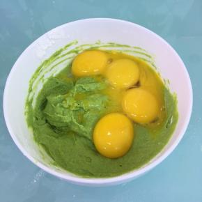 加入蛋黄用蛋抽搅打均匀。