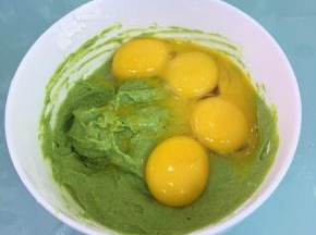 加入蛋黄用蛋抽搅打均匀。