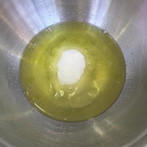 蛋白中滴入几滴柠檬汁或白醋，加入糖。