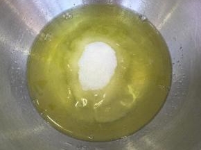 蛋白中滴入几滴柠檬汁或白醋，加入糖。