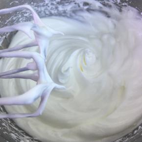 电动打蛋器低速打发至湿性发泡（即提起打蛋器有直立的小弯钩）。