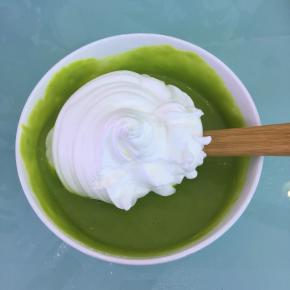 取三分之一的蛋白霜到蛋黄糊里，翻拌均匀。