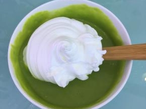 取三分之一的蛋白霜到蛋黄糊里，翻拌均匀。