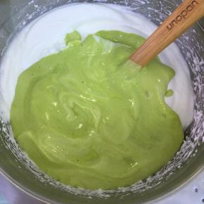 再将翻拌好的蛋糕糊倒入到剩余的蛋白霜中，翻拌均匀。