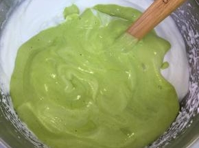 再将翻拌好的蛋糕糊倒入到剩余的蛋白霜中，翻拌均匀。