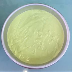 将翻拌好的蛋糕糊倒入圆模具中，轻轻的晃动几下，再用力震几下，震出大气泡。