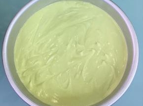 将翻拌好的蛋糕糊倒入圆模具中，轻轻的晃动几下，再用力震几下，震出大气泡。