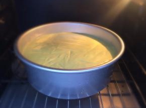 送入事先预热好的烤箱下层，上下火145度，60分钟。