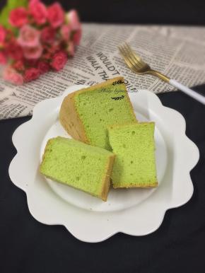 烤好后戴上隔热手套将蛋糕模取出，大力的将圆模在桌面震一下，再倒扣晾凉，当蛋糕完全冷却后脱模，切块即可食用。