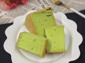 烤好后戴上隔热手套将蛋糕模取出，大力的将圆模在桌面震一下，再倒扣晾凉，当蛋糕完全冷却后脱模，切块即可食用。