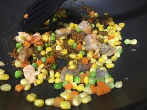 再倒入生的蔬菜粒及所有调料。