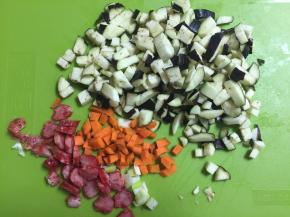 所有材料切小块。