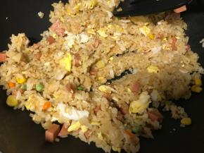 此时转小火，翻炒均匀，达到汤汁收干，米饭粒粒分明的程度。