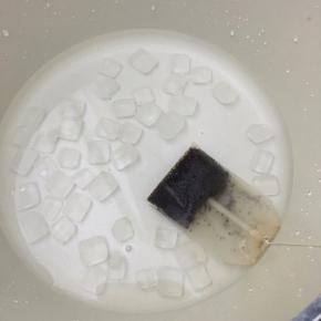 锅中倒入清水，加入冰糖大火煮开放入红茶包。