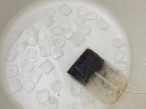 锅中倒入清水，加入冰糖大火煮开放入红茶包。