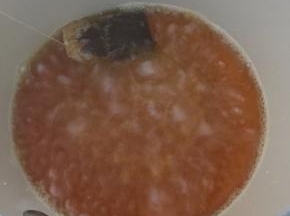 转中火煮5分钟左右离火（边煮变用勺背按压红茶包）。