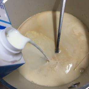 倒入纯牛奶搅匀即可饮用。