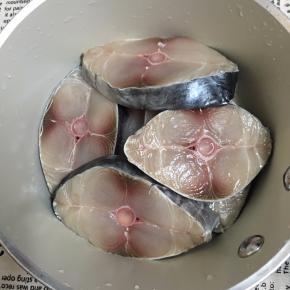 马鲛鱼洗净切片。