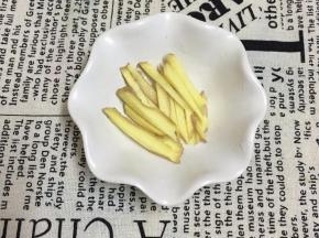 生姜切丝。