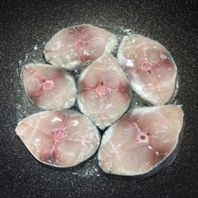 锅中加入油，大火烧热，下入马鲛鱼中火煎至呈金黄色。