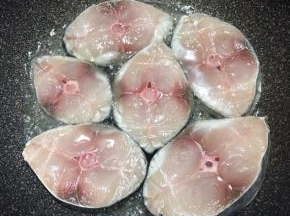 锅中加入油，大火烧热，下入马鲛鱼中火煎至呈金黄色。